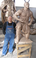 Александр Рукавишников рядом с только что отлитой скульптурой Самсона